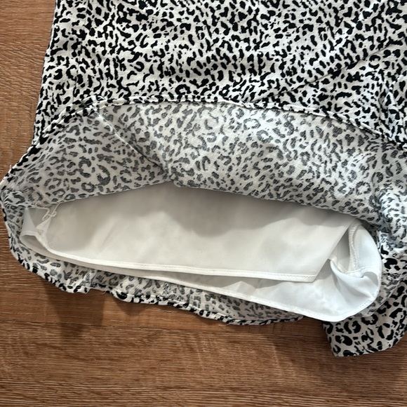 NWT Express Size 4 Black and white animal print skort - with zipper side - Picture 4 of 5